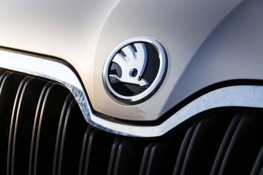 Prague, Çek Cumhuriyeti - 25 Mart 2018: Skoda Auto otomobil üreticisi Volkswagen grup şirket logosu yeni gümüş araba Prag, Çek Cumhuriyeti için üzerinde 25 Mart 2018 üzerinden.