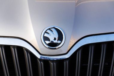 Prague, Çek Cumhuriyeti - 25 Mart 2018: Skoda Auto otomobil üreticisi Volkswagen grup şirket logosu yeni gümüş araba Prag, Çek Cumhuriyeti için üzerinde 25 Mart 2018 üzerinden.