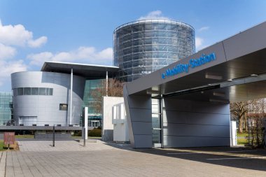 Dresden, Almanya - 2 Nisan 2018: Volkswagen E-mobility şarj istasyonu Dresden, Almanya 2 Nisan 2018 üzerinde Glaserne Manufaktur - şeffaf fabrika, araba Fuarı alanı önünde.