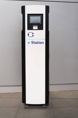 Dresden, Almanya - 2 Nisan 2018: elektrikli araç şarj istasyonu önünde Volkswagen Glaserne Manufaktur - 2 Nisan 2018 şeffaf fabrika Dresden, Almanya.