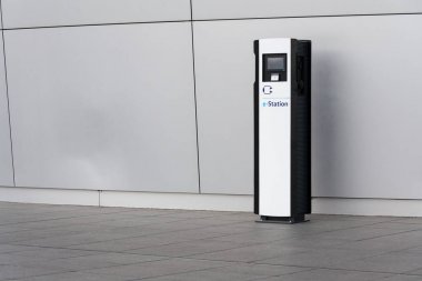 Dresden, Almanya - 2 Nisan 2018: elektrikli araç şarj istasyonu önünde Volkswagen Glaserne Manufaktur - 2 Nisan 2018 şeffaf fabrika Dresden, Almanya.