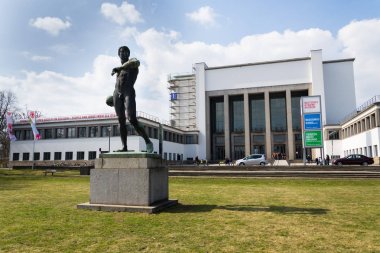 Dresden, Almanya - 2 Nisan 2018: Bakır heykel top başlatıcısı tarafından 2 Nisan 2018 üzerinde Alman hijyen Müzesi önünde 1907 Richard Daniel Fabricius Dresden, Almanya.