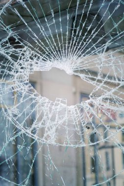 Kırık parçalanmış güvenlik cam, sigorta güvenlik suç kavramı delik
