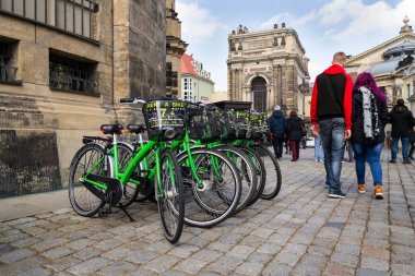 Dresden, Almanya - 2 Nisan 2018: Yeşil şehir Bisiklet kira ayakta için 2 Nisan 2018 sokakta Dresden, Almanya.