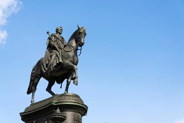 King Johann Ratsastaja Patsas John Sachsen Monument Edessä Oopperatalo Semperoper — kuvapankkivalokuva