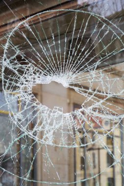 Kırık parçalanmış güvenlik cam, sigorta, güvenlik, vandalizm veya suç kavramı, Çek Cumhuriyeti şeklinde delik