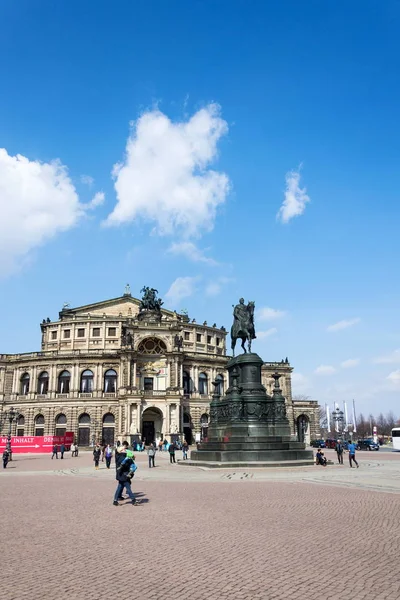 Dresden Germania Aprile 2018 Persone Davanti Alla Statua Del Cavaliere — Foto Stock