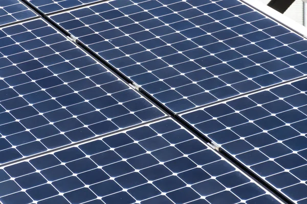 Blue Rotierenden Sonnenkollektoren Gekippte Achse Tracker Zukünftige Innovation Energiekonzept — Stockfoto