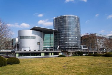 Dresden, Almanya - 2 Nisan 2018: Glaserne Manufaktur - 2 Nisan 2018 şeffaf fabrika Dresden, Almanya elektrikli arabalar.