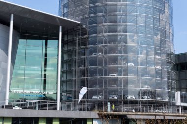 Dresden, Almanya - 2 Nisan 2018: Glaserne Manufaktur - 2 Nisan 2018 şeffaf fabrika Dresden, Almanya elektrikli arabalar.