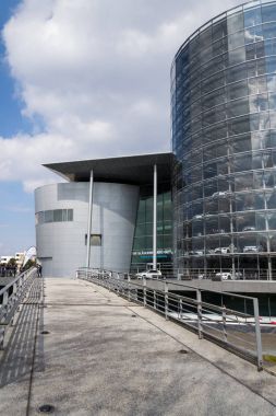 Dresden, Almanya - 2 Nisan 2018: Glaserne Manufaktur - 2 Nisan 2018 şeffaf fabrika Dresden, Almanya elektrikli arabalar.