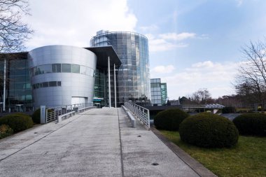 Dresden, Almanya - 2 Nisan 2018: Glaserne Manufaktur - 2 Nisan 2018 şeffaf fabrika Dresden, Almanya elektrikli arabalar.