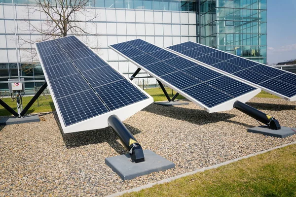 Bandejas Solares Giratorias Azules Inclinadas Eje Seguidor Futuro Concepto Innovación —  Fotos de Stock