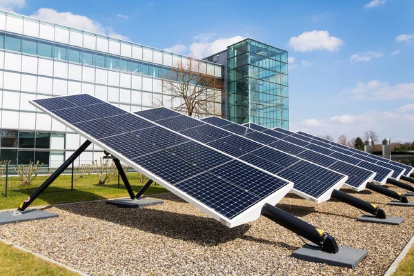 Bandejas Solares Giratorias Azules Inclinadas Eje Seguidor Futuro Concepto Innovación —  Fotos de Stock