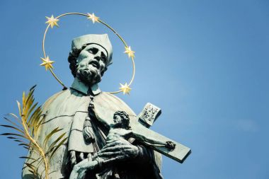 Prague, Çek Cumhuriyeti, güneşli gün, açık gökyüzü Nepomuk Saint John holding haç İsa Charles Köprüsü ile heykeli
