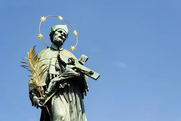 Статуя Святого Иоанна Непомукского Распятием Иисуса Христа Карловом Мосту Праге — стоковое фото
