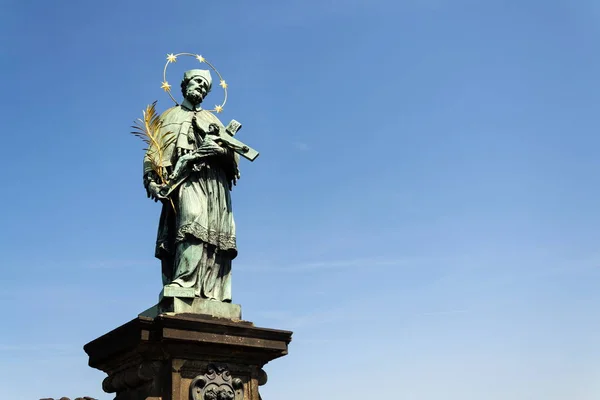 Statua San Giovanni Nepomuceno Con Crocifisso Ponte Carlo Praga Repubblica — Foto Stock