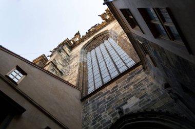 Giriş kapısı, Gotik kilise Our Tyn, Prague, Çek Cumhuriyeti, gökyüzü güneşli gün silmeden önce Lady dan alttan görünüm