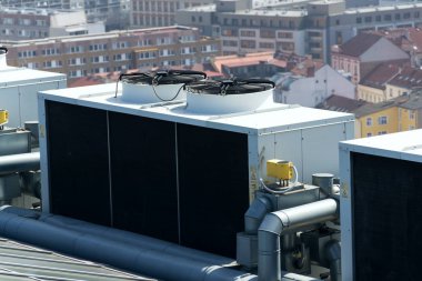 Klima havalandırma çatı evlerin güneşli bir arka planda üzerinde