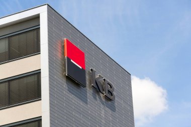 Prague, Çek Cumhuriyeti - 27 Nisan 2018: Societe Generale bankacılık ve finans şirketi üye Kb Komercni banka logosuna çek Merkezi 27 Nisan 2018 üzerinde bina Prag, Çek Cumhuriyeti.