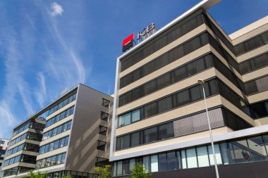 Prague, Çek Cumhuriyeti - 27 Nisan 2018: Societe Generale bankacılık ve finans şirketi üye Kb Komercni banka logosuna çek Merkezi 27 Nisan 2018 üzerinde bina Prag, Çek Cumhuriyeti.