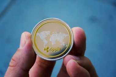 Gümüş altın dalgalanma sikke elinde, cryptocurrency yatırım kavramı