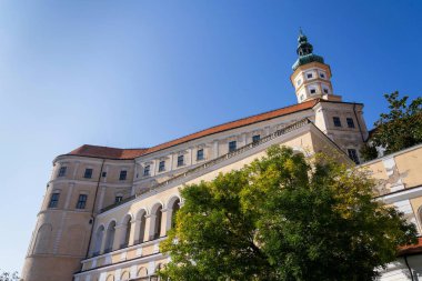 Güney Moravya 'daki Mikulov Kalesi, Çek Cumhuriyeti, güneşli yaz günü