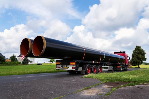 Caminhão Que Transporta Grandes Tubos Óleo Gás Aço Carga Excessiva — Fotografia de Stock
