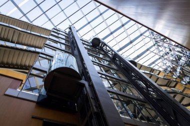 Modern ofis içindeki cam kaplama avluda cam kaldırma, çalışmanın geleceği, birlikte çalışma, ortak iş yeri konsepti