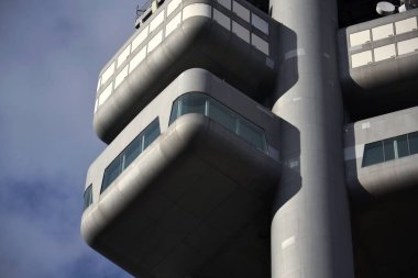 Zizkov televizyon kulesi vericisinin alt görüntüsü, Prag, Çek Cumhuriyeti, güneşli gün