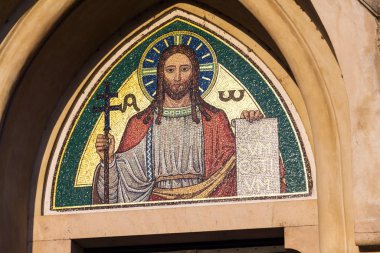 İsa 'nın elinde Latince Ego Sum Ostium yazılı bir kitap var. Bu da benim kapı olduğum anlamına geliyor. Emmaus Manastırı Na Slovanech, Kutsal Bakire Meryem Kilisesi, Aziz Jerome ve Slav Azizleri Manastırı, Prag, Çek Cumhuriyeti