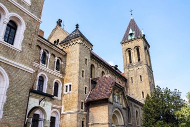 Saint Gabriel Kilisesi, Benediktinler Çek Cumhuriyeti Prag 'da Beuronese Cemaati manastırı sipariş etti. Güneşli bir gün.