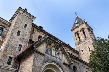Saint Gabriel Kilisesi, Benediktinler Çek Cumhuriyeti Prag 'da Beuronese Cemaati manastırı sipariş etti. Güneşli bir gün.