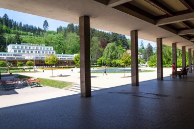 Luhacovice, Çek Cumhuriyeti - 30 Nisan 2018: İnsanlar 30 Nisan 2018 'de Çek Cumhuriyeti' nin Luhacovice kentinde kaplıcada yürüyorlar.