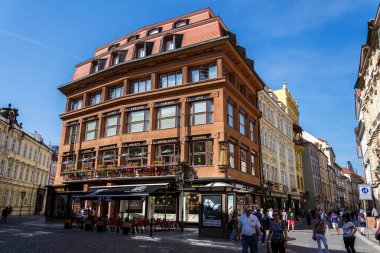 Prag, Çek Cumhuriyeti - 21 Nisan 2018: Josef Gocar tarafından 21 Nisan 2018 'de Çek Cumhuriyeti' nin Prag kentinde tasarlanan Kübist Siyah Madonna Evi 'nin etrafında turist yürüyüşü.