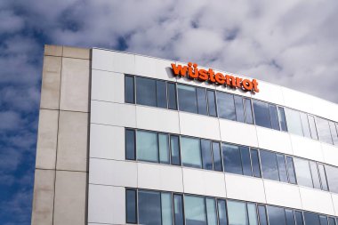 Prag, Çek Cumhuriyeti - 9 Mart 2018: Wustenrot Group şirket logosu 9 Mart 2018 'de Çek Cumhuriyeti' nin Prag kentinde inşa edildi..