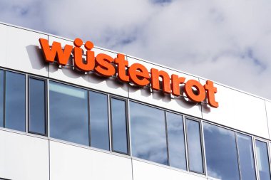 Prag, Çek Cumhuriyeti - 9 Mart 2018: Wustenrot Group şirket logosu 9 Mart 2018 'de Çek Cumhuriyeti' nin Prag kentinde inşa edildi..