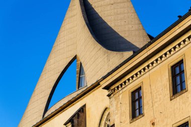 Emmaus Manastırı Na Slovanech, Kutsal Bakire Meryem Manastırı, St. Jerome ve Slav Azizleri Giriş mimarisi, güneşli bir gün, Prag, Çek Cumhuriyeti