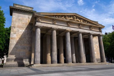 Neue Wache - Almanya Federal Cumhuriyeti 'nin 1816' dan beri savaş ve diktatörlük mağdurları için düzenlediği yeni Muhafız Evi Anıtı, Unter den Linden Bulvarı, Berlin, Almanya 'nın orta Mitte Bulvarı