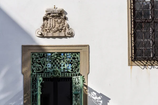 南モラヴィアのミクーロフ城 チェコ共和国 晴れた夏の日の装飾的な金属格子の扉 — ストック写真