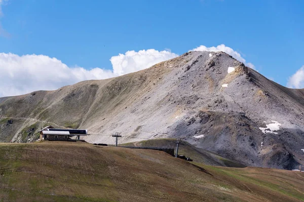 イタリアとスイスの国境にあるリヴィニノ アルプスの山々 ラック サリンケーブルカー駅からの眺め 晴れた夏の日 イタリア — ストック写真
