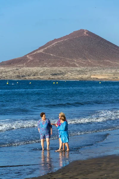 Medano Espanha Julho 2019 Seniores Mulheres Locais Caminhando Praia Playa — Fotografia de Stock