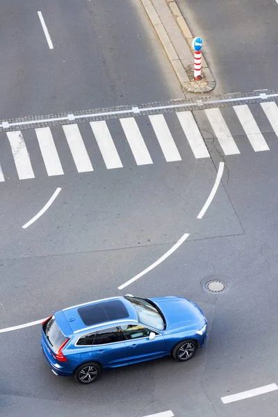 Blue Unrecognizable Car Moving Road Broken Line Pedestrian Crossing Driverless — Stock Photo, Image