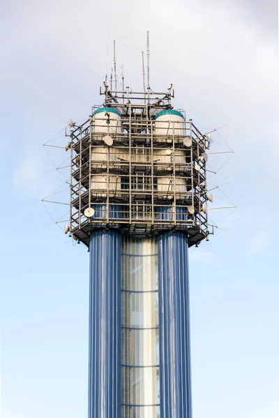 Wieża Ciśnień Antenami Satelitami Wieża Telekomunikacyjna Koncepcja Komunikacji Bezprzewodowej Błękitne — Zdjęcie stockowe