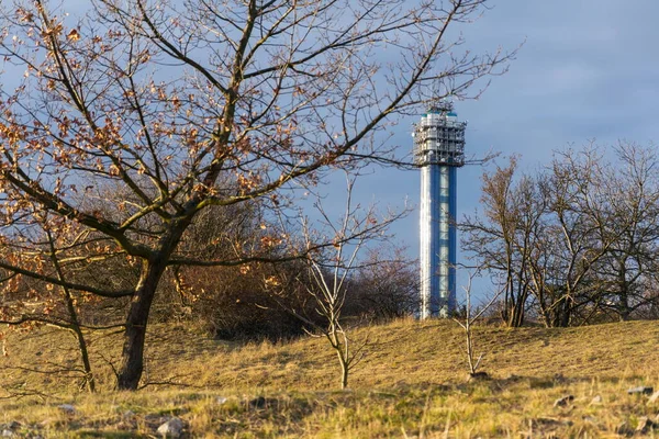 Водонапорная Башня Антеннами Спутниками Телекоммуникационная Башня Концепция Беспроводной Связи Голубое — стоковое фото