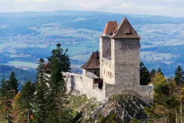 Bohemya 'nın güneybatısındaki Ortaçağ Kasperk Kalesi, Çek Cumhuriyeti, güneşli sonbahar günü, Plzen bölgesi, Sumava aralığı