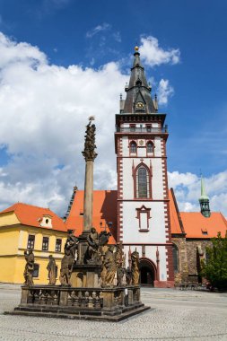 Chomutov, Usti nad Labem bölgesi, Krusne hory, Ore Dağları, Çek Cumhuriyeti, güneşli yaz günü, berrak mavi gökyüzü arka planı