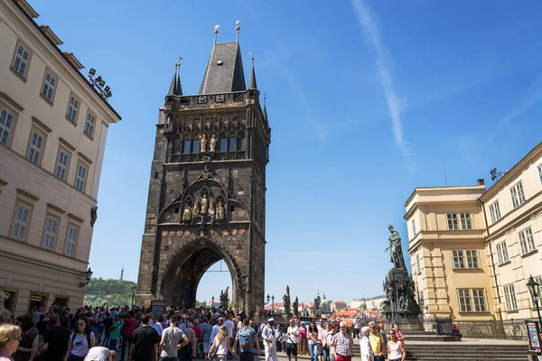 Praga República Checa Abril 2018 Caminata Turística Por Puente Carlos — Foto de Stock