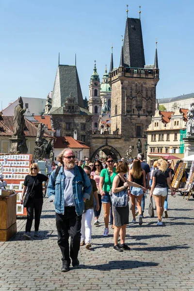 Praga República Checa Abril 2018 Caminata Turística Por Puente Carlos — Foto de Stock