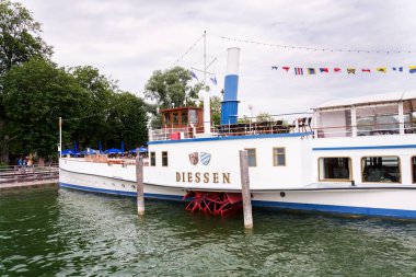 Inning Am Ammersee, Almanya - 6 Temmuz 2019: Paddle Steamer Diessen 6 Temmuz 2019 'da Almanya' nın Inning am Ammersee kentinde Ammersee gölünde yüzüyordu..